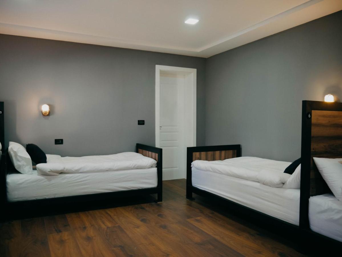 The Maze Hostel Tirana Exterior photo